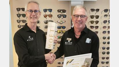 Bild: Doris Maier/exb 
Peter Maier von Optik Schmuck Maier beglückwünscht seinen Mitarbeiter Karl Schweiger (re).
