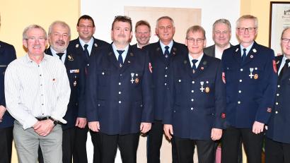 Bild: sche
Beim Kameradschaftsabend ehrt die Aschach langjährige Mitglieder (von links): Vorsitzender Robert Heldmann, Emil Dittrich, Kreisbrandrat Fredi Weiß, Kommandant Norbert Hiller, Klaus Weigl, Bürgermeister Alwin Märkl, Wolfgang Scharl, Bernhard Simon, Landrat Richard Reisdinger, Bernhard Demel und Kreisbrandinspektor Hubert Blödt.