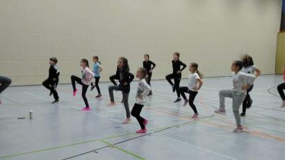 Bild: u
Die Kindergarde will bei ihren Auftritten zu einem Medley unter dem Motto „Schlümpfe- und Bären-Show“ tanzen. Seit Mai üben die Kinder unter Leitung von Vizepräsidentin Michaela Meier (links) fleißig die verschiedenen Tanzschritte. Da heißt es "Hacke, Spitze, Hacke ...!"