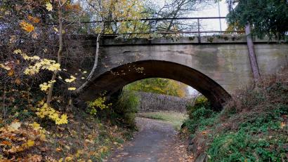 Bild: le
Die große und kleine Bahnbrücke der früheren Bahnlinie Floß – Flossenbürg gehören längst zu den Baudenkmälern im Markt. Sie sollen in den Spanzierweg in das historische Floß mit einbezogen werden.