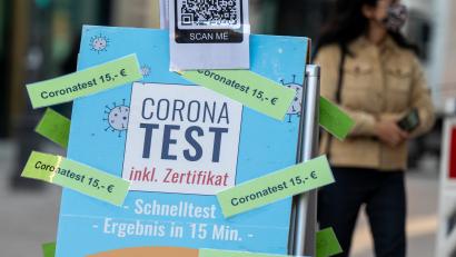 Bild: Peter Kneffel
Das Coronavirus grassiert in Deutschland. Intensivmediziner schlagen Alarm, der Lehrerverband ist in Sorge.