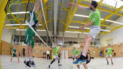 Bild: Andreas Brückmann
Fabian Buck (rechts) bei einem Angriff des VC Amberg. Der Außenangreifer spielte in der Partie gegen den SV Esting fast fehlerfrei und wurde zum „Spieler des Spiels“ gewählt.