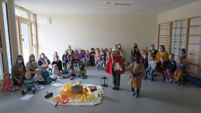 Bild: jzk
Sehr gut gefallen hat den Kindern der Krippe und der Kita am Sonnenhügel die kleine Martinsfeier in der Turnhalle.