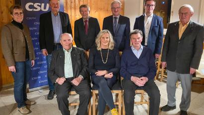 Bild: nza
Bei der Jahreshauptversammlung des CSU-Ortsverbands wurden zahlreiche Mitglieder für ihre jahrelange Treue geehrt. Das Bild zeigt (stehend, von links) Bürgermeisterin Marion Höcht, Jakob Gallersdörfer (40 Jahre), Franz Stangl (35 Jahre), stellvertretenden Kreisvorsitzenden Johannes Reger, CSU-Kreisgeschäftsführer Adrian Käß und Vorsitzenden Reinhard Naber sowie sitzend, von links) Wolfgang Walter (40 Jahre), Zweite Vorsitzende Birgit Böll und Alfons Janner (45 Jahre).