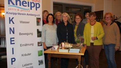 Bild: ads
Die Vorsitzende des Amberger Kneippvereins, Evelin Hensel (vorne, rechts), kann auf ein starkes Vorstandsteam mit Ute Übler, Brigitte Netta, und Gisela Prüll (vorne, von links) sowie Brigitta Hofmann, Gitta Müller und Liane Reinwald (hinten, von links) zählen. Kräuterführerin und Buchautorin Adolfine Nitschke (vorne, Zweite von rechts) hielt einen Vortrag über das Räuchern.