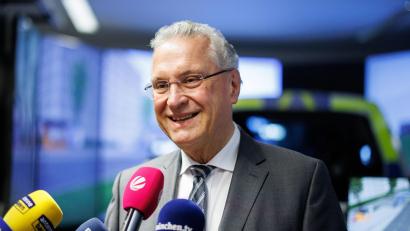 Archivbild: Matthias Balk/dpa
Innenminister Joachim Herrmann (CSU) will die 2G-Regel ausweiten.