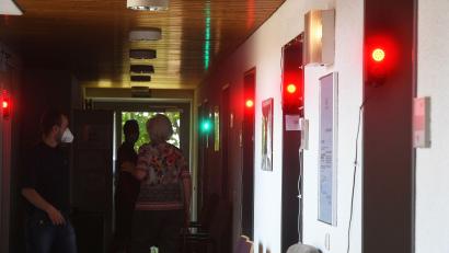 Archivbild: Gabi Schönberger
Dieser Rotlichtbezirk kann Leben retten. Die Arztkabinen im Impfzentrum Weiden sind gut besetzt. Auch Unter-60-Jährige können sich dort jederzeit ihre Booster-Impfung verabreichen lassen.