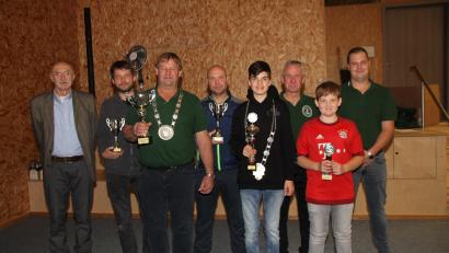 Bild: frd
Fischerkönig wurde Reinhard Wurm (Dritter von links). Bei den Jugendlichen holte sich Florian Brandstätter (Vierter von rechts) den Titel. Dritter Bürgermeister Günter Gilch (links) gratulierte den Bestplatzierten.