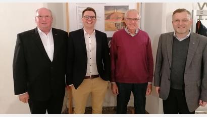 Bild: Koller/exb
Glückwunsch galt dem neuen Schatzmeister. Von links: Präfekt Michael Koller, Schatzmeister Stefan Ströhl, Vorgänger Ehrensodale Franz Meier und Zentralpräses Markus Brunner.