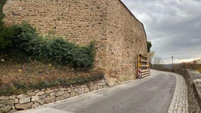 Bild: jua
Die Zwingermauer, die beim Obertor an der Kemnather Straße verläuft (rechts), steht im Zeitplan der Instandsetzungsarbeiten ganz vorne. Gleichzeitig wäre eine Reparatur der Burgmauer (links) fällig, für die der Freistaat Bayern zuständig ist.