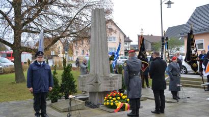 Bild: hcz
Andreas Melischko von der Feuerwehr und eine Soldatin des Artilleriebataillons 131 flankierten die Kranzniederlegung durch Bürgermeister Ernst Lenk am Schirmitzer Kriegerdenkmal..