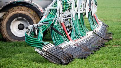 Bild: Julian Stratenschulte/dpa
Die möglichst bodennahe Ausbringung von Gülle ist mittlerweile Stand der Technik. Die Düngeverordnung legt den Landwirten zahlreiche Regeln auf.