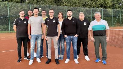 Bild: Patrick Scherübl/exb 
Der neu gewählte Ausschuss der Tennisabteilung besteht aus (hinten, von links) Sebastian Götz, Tobias Striegl, Melanie Cistecky und Felix Kreckl swie (vorne, von links) Thomas Kick, Patrick Scherübl, Johannes Meißner, Nico Scherübl und Stefan Würl.