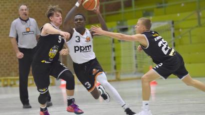 Bild: A. Schwarzmeier
Trotz gebrochener und getapter Wurfhand wird Kenny Walters (am Ball) zum besten Scorer der Neustädter Regiobasketballer beim Sieg gegen den Favoriten TG Würzburg. Die DJK bleibt Tabellensiebter der 2. Regionalliga Nord, die Unterfranken rutschen auf den fünften Rang ab.