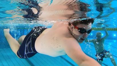 Bild: BR/exb
Ser 15-jährige Sebastian Irlbacher aus Vohenstrauß ist für sein Leben gerne im Wasser. Als BR-"young-reporter" darf er zum ersten Mal in der Münchener Olympia-Schwimmhalle in einer 50-Meter-Bahn schwimmen.