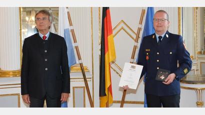 Bild: Regierung der Oberpfalz/exb
Kreisbrandinspektor Christof Strobl (rechts) aus Vilseck hat das Steckkreuz für besondere Verdienste um das Feuerwehrwesen bekommen. Regierungspräsident Axel Bartelt überreichte ihm die Auszeichnung in Regensburg.