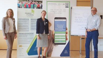 Bild: Elisabeth Triller, Stadt Amberg/exb
Die Leiterin der Freiwilligenagentur, Elisabeth Triller mit der Leiterin der Seniorenstelle, Sabrina Liermann, und Jürgen Griesbeck von der Seniorenakademie Bayern (von links).
