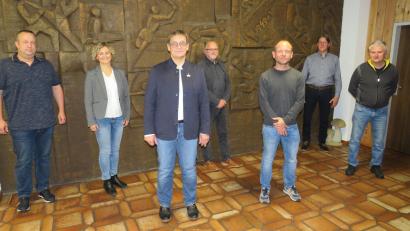 Bild: adj
Obermeister Engelbert Schicker (Dritter von links) mit seinem neuen Vorstand und Geschäftsführerin Christa Neubauer-Kreutzer (Zweite von links).