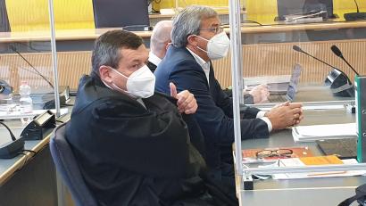 Bild: gib
Landtagsabgeordneter Franz Rieger nimmt vor Prozessbeginn am Landgericht Regensburg zwischen seinen Anwälten Dirk Lammer und Gunnar Mittag (vorne) Platz.