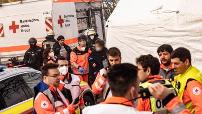 Bild: Fabian Schreiner / dpa
Zahlreiche Rettungskräfte waren am Bahnhof Seubersdorf im Einsatz. In einem ICE zwischen Regensburg und Nürnberg hatte es eine Messerattacke gegeben. Mehrere Menschen wurden verletzt, ein Tatverdächtiger festgenommen.