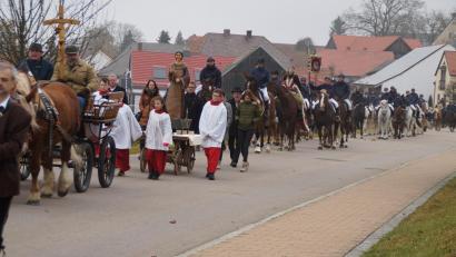 Bild: wel
80 Pferde und ihre Reiter, vom Pfalzgrafenpaar bis zu den Vertretern der ortsansässigen Reiterhöfe, nahmen an der Wallfahrt teil, mit der alljährlich der Hl. Leonhard um Schutz für das Vieh gebeten wird.