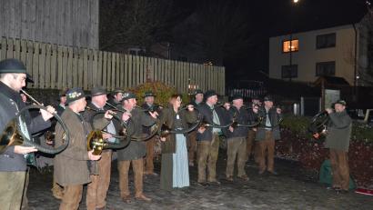 Bild: gi
Die Grenzland-Jagdhornbläser unter Leitung von Hornmeister Eduard Forster spielten nach der Hubertusmesse am Vorplatz der Kirche zu einem kleinen Konzert nochmals auf.