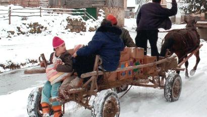 Bild: prh
Mit dem Pferdefuhrwerk werden die Hilfspakete von den Weihnachtstruckern abgeholt und voller Freude nach Hause gefahren.
