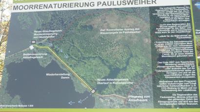 Bild: rn
Das Luftbild dieser Info-Tafel zeigt an, durch welche Maßnahmen die Renaturierung des Paulusweihers erfolgen wird.