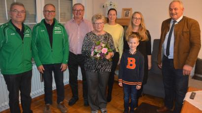Bild: jr
Viele Glückwünsche gab es für Theresia Ernst (Mitte) zum 80. Geburtstag. Es gratulierten unter anderen (von links) Franz Paschke und Eberhard Kirchner (beide Schützenverein), Ehemann Ludwig Ernst, die Töchter Claudia und Sandra, Enkel Finn sowie Bürgermeister Johann Burger.