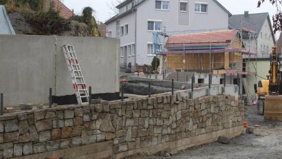 Bild: soj
Auch auf der Baustelle am Marktplatz gehen die Arbeiten zügig weiter. Hier wird aktuell die Dacheindeckung des Gebäudes aufgebracht. Außerdem werden die Betonstützmauern verblendet.