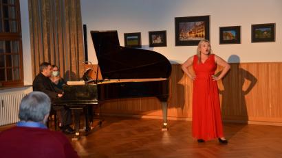 Bild: dob
Sopranistin Tamara-Raphaela Hirschmann entführte die gut 40 Zuhörer im großen Rathaussaal in die Welt der wunderschönen Operetten. Peter Pollinger begleitete sie am Flügel.