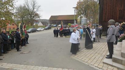 Bild: jzk
„Auf diesem Mahnmal sind die Namen der Opfer der beiden Weltkriege in Stein gemeißelt“, mahnte Stadtpfarrer Thomas Kraus bei der Totenehrung am Kriegerdenkmal in Oberndorf.
