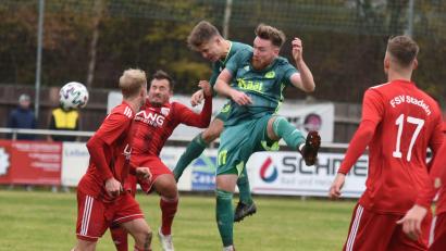 Bild: gb
er Mitterteicher Sebastian Bilz (Dritter von links) köpft den Ball, sein Teamkollege Bastian Strehl (Zweiter von rechts) unterstützt ihn. Dennoch reichte es für die Stiftländer am Sonntag gegen den FSV Stadeln nicht zum Sieg. Selbst in Überzahl nicht.