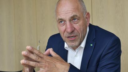 Bild: Petra Hartl
Volker Schödel leitet seit einem Jahr die AOK-Direktion Amberg und hat in dieser Zeit erlebt, wie die Corona-Pandemie auch die Arbeit der Krankenkassen verändert hat.