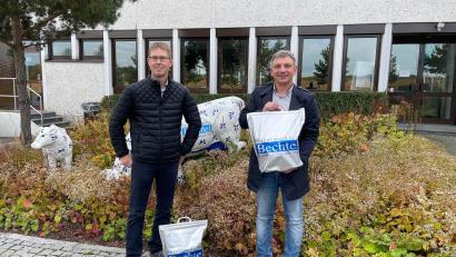 Bild: Alina Siegl/exb 
Stefan Zimmermann (links) übergab die Spenden an Manuel Lischka vom Landratsamt.