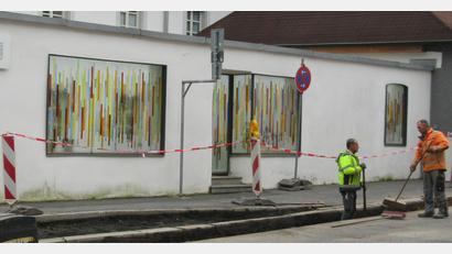 Bild: kgg
Für die Verwendung von Lamberts-Glas bei der Gestaltung von Lärmschutzwänden gibt es bereits in der Egerer Straße ein Beispiel. Freilich ist dies deutlich kleiner als die Anlage, die die akustischen Auswirkungen von Anwohnern der neuen Bundesstraße schützen soll.