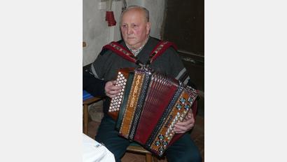 Archivbild: gi
Gerne spielte da „Schoustermicherl Koarl“ auf seiner steirischen Harmonika zur Unterhaltung auf und seine Frau Maria sang dazu Heimatlieder.