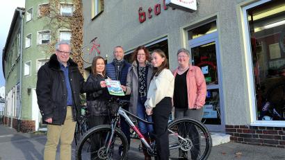 Bild: Wolfgang Steinbacher
Bei der Preisverleihung von Fahrrad Brunner an die Gewinner des Sommer-Lese-Clubs der Stadtbibliothek (von links): Fabian Kern, Katharina Vereide, Jürgen Kohl, Gabriele Gauder, Arina Vereide und Bettina Weisheit.