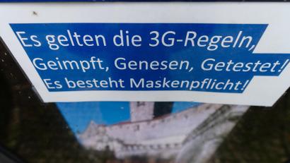 Bild: Nicolas Armer/dpa
Ab diesem Samstag gelten die neuen, verschärften Corona-Regeln in Bayern. Ist dann die gelbe Ampel-Stufe erreicht, gilt überall dort 3G-Plus, wo vorher 3G galt. Es gibt aber Ausnahmen.