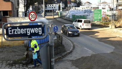 Bild: Petra Hartl
Hier durften die Autos am Dienstag noch die Sulzbacher Straße befahren. Ab Mittwoch, 10. November, ist der Bereich zwischen den Abzweigungen zum Erzbergweg und zur Dr.-Robert-Strell-Straße aber wieder gesperrt.