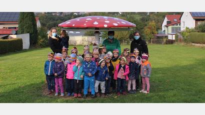 Bild: fks
Der Fliegenpilz im Lauserbühl lockt immer wieder Kinder zum Spielen an, auch das Herbstfest der blauen Gruppe des Kindergartens St. Elisabeth fand dieses Mal auf dem Spielplatz statt im heimischen Gebäude statt.