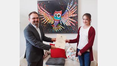 Bild: ero
Annika Piller und Christian Weiß-Mayer, Direktor des Erasmus-Gymnasiums, mit einer Urkunde, die, wie er sagte, Seltenheitswert hat.