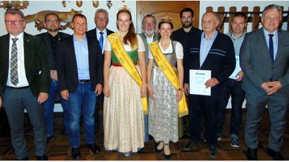 Bild: fnk
Vorsitzender Helmut Heuberger (Vierter von links) zeichnet gemeinsam mit (Mitte, von links) Honigprinzessin Alexandra und Honigkönigin Katharina sowie den Schirmherren Bürgermeister Michael Göth (links) und Landrat Richard Reisinger (rechts) langjährige und verdiente Mitglieder des Bienenzuchtvereins Sulzbach-Rosenberg aus.