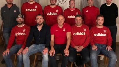 Bild: Stiftland Bazis/exb
Das neugewählte Vorstandsteam der "Stiftland Bazis Schönkirch" (hinten,von links):	Rainer Löw, Lukas Strickner, Michael Preisinger, Wolfgang Schön, Michael Helgert und Tobias Schedl sowie (sitzend, von links)	Matthias Rübl, Kassier Andreas Schuller, Vorsitzender Markus Preisinger, Zweiter Vorsitzender Georg Strickner und Moritz Härtl. Nicht mit im Bild:	Christoph Mayer, Ernst Krapfl und Jürgen Preisinger.