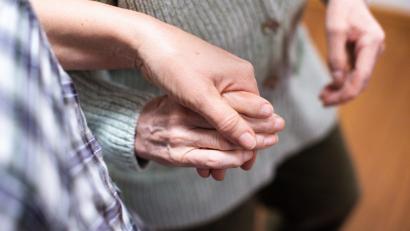 Symbolbild: Jana Bauch
Die Pflege Angehöriger kann eine große Last sein - zeitlich, finanziell und emotional. Der Amberger Verein Pflegende Angehörige unterstützt dabei.