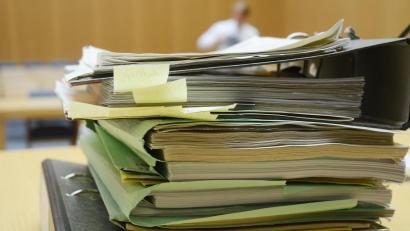 Symbolbild: Gabi schönberger
Aktenordner auf einem Tisch im Gerichtssaal. Angeklagt in einem Prozess in Amberg war ein 33-Jähriger unter anderem wegen Drogenbesitz und -verkauf.