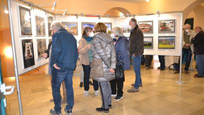 Bild: hcz
Zahlreiche Gäste bewunderten bereit am ersten Tag die großformatigen Bilder in der Ausstellung der BSW- Fotogruppe.