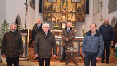 Bild: bnr
Die Marianische Männerkongregation konnte (vorne von links) Alfons Braun, Johann Manner und Michael Meier für 25 jährige Zugehörigkeit auszeichnen. Dazu gratulierten (hinten von links) Ortsvorsitzender Thomas Klar, Zentralpräses Pater Josef Schwemmer und Präses Pfarrer Hans Spitzhirn.