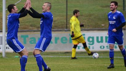 Bild: mr
Alexander Auer (Zweiter von links) jubelt mit Sebastian Zahner nach seinem Treffer zum 1:0 für die Weiherner, hinten holt Gästekeeper Christian Harrer den Ball aus dem Netz.