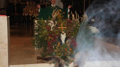 Bild: kro
Fast schon mystisch in Weihrauch gehüllt: der geschmückte Altar zur Hubertus-Messe. Stadtpfarrer Dr. Thomas Vogl hielt die Predigt.